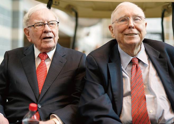 워런 버핏 버크셔 해서웨이 회장(왼쪽)과 그의 단짝 겸 사업 파트너이자 ‘투자 천재’로도 불린 고 찰리 멍거 버크셔해서웨이 부회장. [동아DB]