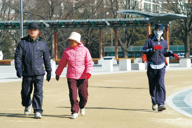 노부부 등 시민들이 햇빛을 받으며 걷는 운동을 하고 있다. ⓒ시사저널 사진 자료