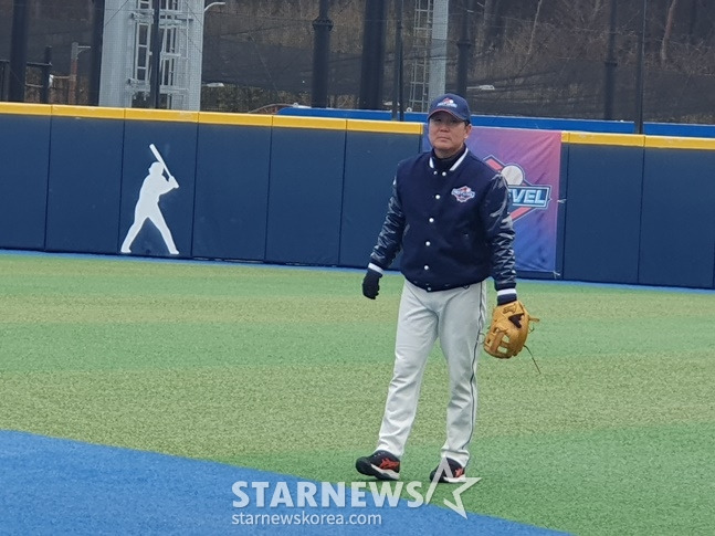 류지현 KBS N 스포츠 해설위원이 4일 부산 기장군 기장-KBO 야구센터 리틀야구장에서 열리는 2024 KBO 넥스트-레벨 트레이닝 캠프에서 글러브를 끼고 직접 시범을 보이고 있다. /사진=양정웅 기자