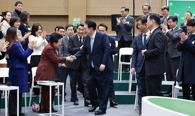 윤석열 대통령이 5일 경기도 하남시 신우초등학교에서 열린 ‘국민과 함께하는 민생토론회 - 아홉 번째, 따뜻한 돌봄과 교육이 있는 늘봄학교’에 입장하며 참석자들과 인사하고 있다. (사진=연합뉴스)