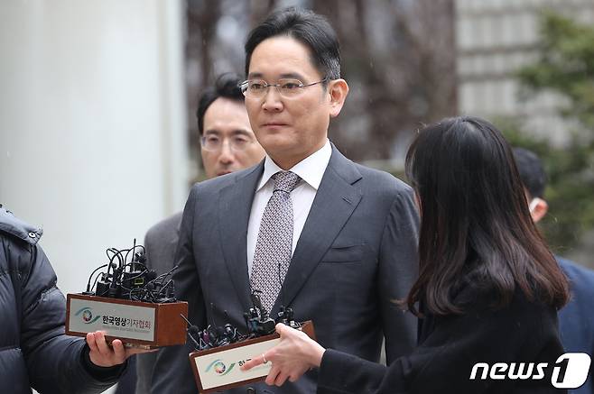 이재용 삼성전자 회장이 5일 오후 서울 서초구 서울중앙지법에서 열리는 회계부정·부당합병 관련 1심 선고 공판에 출석하며 취재진의 질문을 받고 있다. 2024.2.5/뉴스1 ⓒ News1 박정호 기자
