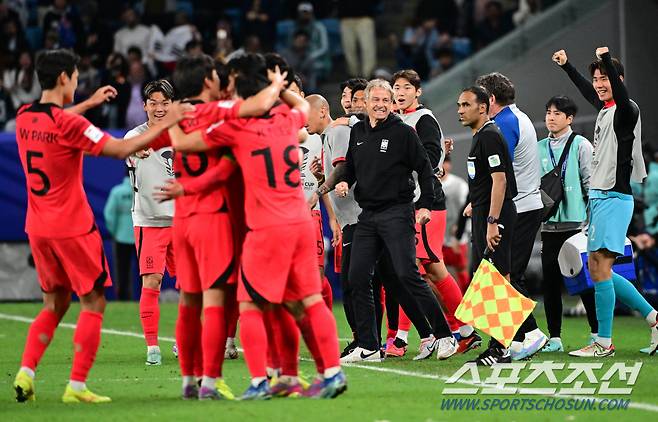 2일(현지시간) 카타르 알와크라 알자누브 스타디움에서 열린 2023 아시아축구연맹(AFC) 카타르 아시안컵 8강전 대한민국과 호주의 경기. 손흥민이 연장 프리킥으로 역전골을 터뜨리자 클린스만 감독이 환호하고 있다. 알와크라(카타르)=박재만 기자pjm@sportschosun.com/2023.02.02/