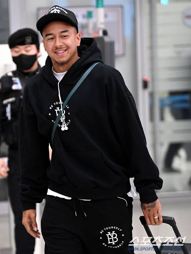 FC 서울 입단이 확실시 되는 제시 린가드가 5일 인천공항을 통해 입국했다. 팬들에게 인사를 하는 린가드의 모습. 인천공항=허상욱 기자wook@sportschosun.com/2024.02.05/