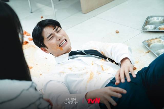 이이경은 '내 남편과 결혼해줘'에서 강지원(박민영 분)의 전 남편이자 현 남자친구 박민환 역을 맡아 열연 중이다. /tvN