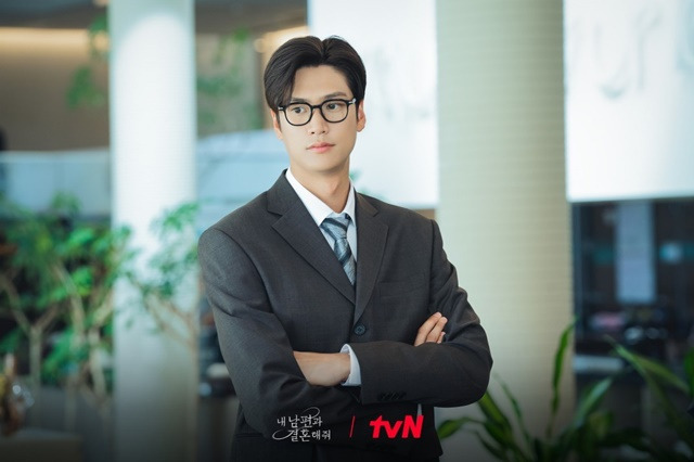 나인우는 '내 남편과 결혼해줘'에서 강지원의 조력자 유지혁 역을 맡았다. /tvN