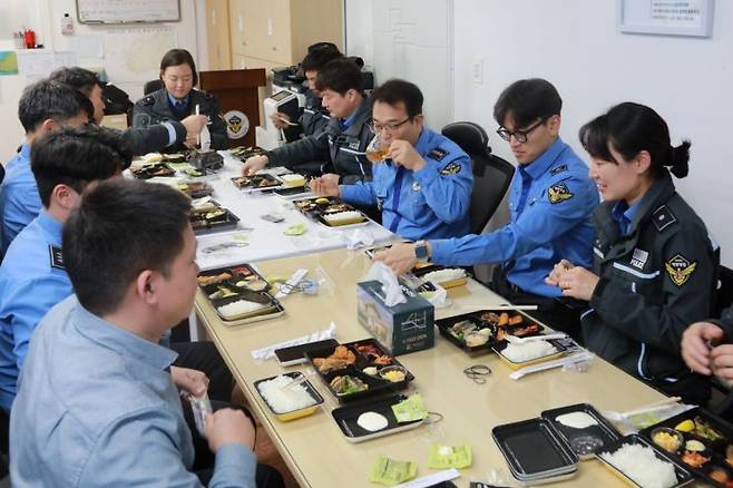 5일, 부안해경서장(오른쪽 3번째)이 직원들과 도시락을 먹으며 소통의 시간을 나눴다.[사진 제공=부안해경]