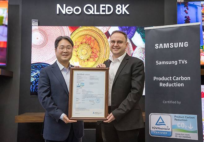 2024년형 삼성 Neo QLED·OLED·더 프레임 등 신제품 총 8개 시리즈(34개 모델)가 독일 'TUV라인란드(TUV Rheinland)'로부터 '탄소저감(Product Carbon Reduction)' 인증을 획득했다고 5일 밝혔다. /삼성전자 제공