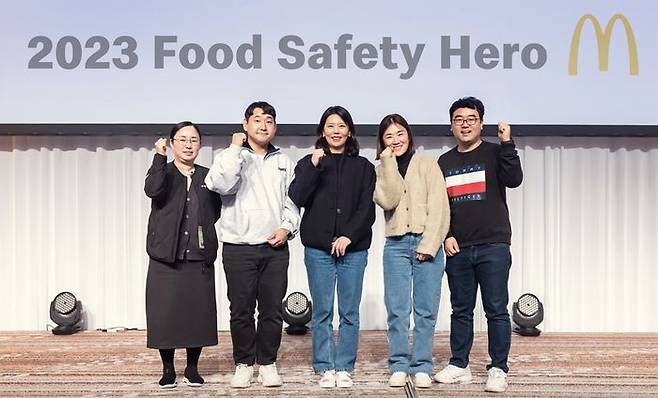 (왼쪽부터)한국맥도날드 나금임 점장, 진유식 점장, 김기원 대표, 김경숙 점장, 김린 점장이 기념 촬영을 하고 있다.ⓒ한국맥도날드