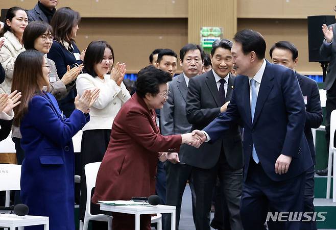 윤석열 대통령이 5일 경기도 하남 신우초등학교에서 ‘따뜻한 돌봄과 교육이 있는 늘봄학교‘ 주제로 열린 아홉 번째 국민과 함께하는 민생토론회에 입장하며 참석자들과 인사하고 있다. 2024.02.05. 대통령실통신사진기자단