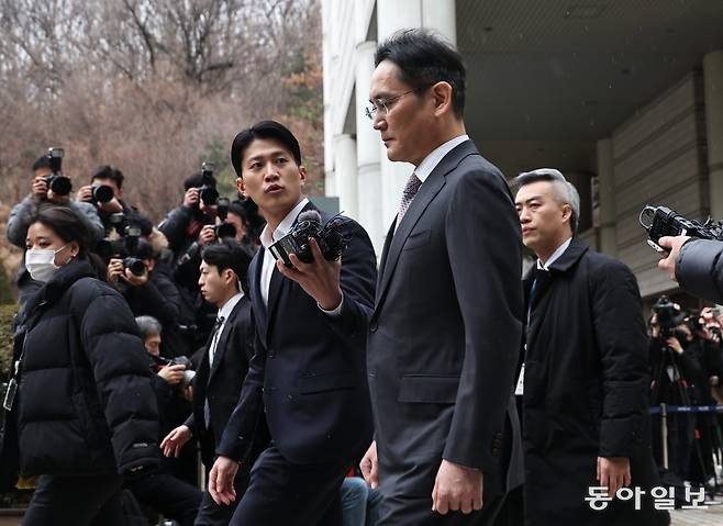 이재용 삼성전자 회장이 5일 오후 서울 서초구 서울중앙지법에서 열린 1심 선고공판에서 무죄를 선고받은 뒤 나서고 있다. 양회성 기자 yohan@donga.com