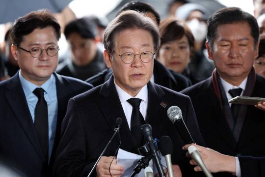 이재명 더불어민주당 대표가 5일 광주 북구 국립 5·18 민주묘지에서 긴급 기자회견을 하고 있다. 연합뉴스.