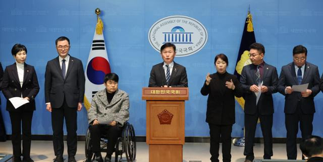 전남 순천이 지역구인 더불어민주당 서동용·소병철 의원 등이 국회에서 선거구 획정을 촉구하는 기자회견을 하고 있다. 연합뉴스