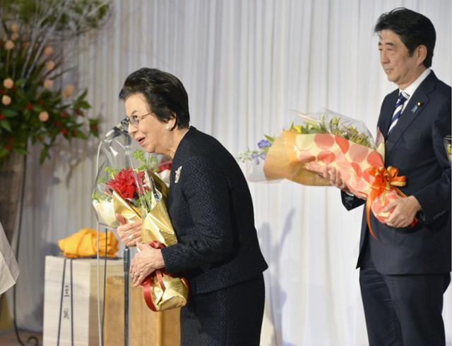 아베 신조 전 일본 총리 모친인 아베 요코(왼쪽) 여사가 지난 4일 별세했다. 기시 노부스케 전 총리의 장녀인 고인은 아베 신타로 전 외무장관과 결혼해 세 아들을 낳았다. 사진은 2014년 모습. 도쿄=교도 연합뉴스