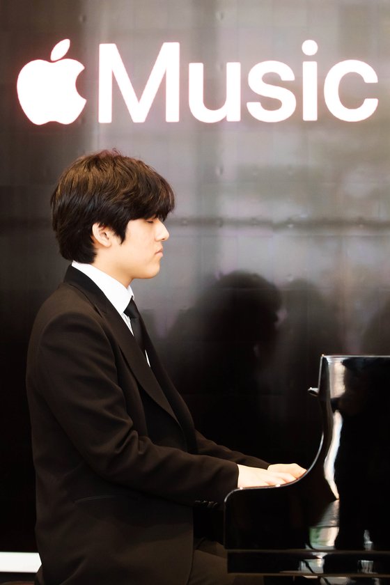지난달 29일 서울 명동 애플 스토어에서 연주한 피아니스트 임윤찬. 임윤찬은 애플 클래식의 한국 출시에 맞춰 20세기 피아니스트들의 9곡으로 된 플레이리스트를 제공했다. [사진 애플 클래식]