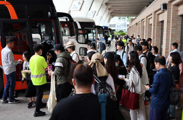 ▲ 서울 고속버스터미널에서 시민들이 버스에 탑승하고 있다. [연합뉴스 자료사진]