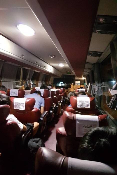 심야 고속버스 내부.