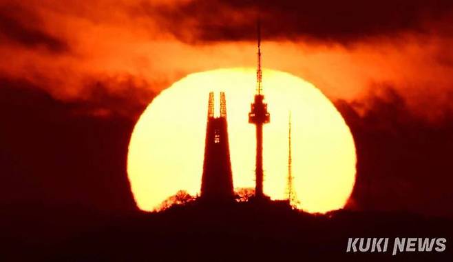 함께 떠오르는 대한민국대한민국을 상징하는 N서울타워 (479.7m)와 롯데월드타워 (555.7m)가 붉게 솟아오르는 아침 해 속에서 위용을 드러냈다. 나란히 서 있는 두 거탑처럼 대한민국 정치도 국민만 바라보며 형제 같은 정치를 펼쳐주길 희망한다.
