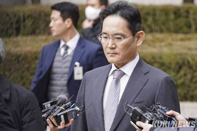 이재용 삼성전자 회장이 5일 오후 서울 서초구 서울중앙지방법원에서 열린 부당합병·회계부정 혐의 관련 1심 선고 공판에서 무죄 판결을 받은 뒤 법원을 나서고 있다. 사진=임형택 기자