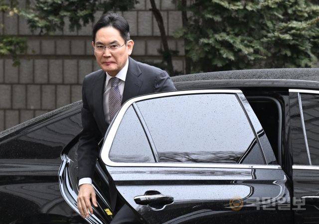 이재용 삼성전자 회장이 5일 오후 서울 서초구 서울중앙지방법원에서 열린 회계부정·부당합병 관련 1심 선고 공판에 출석하고 있다.