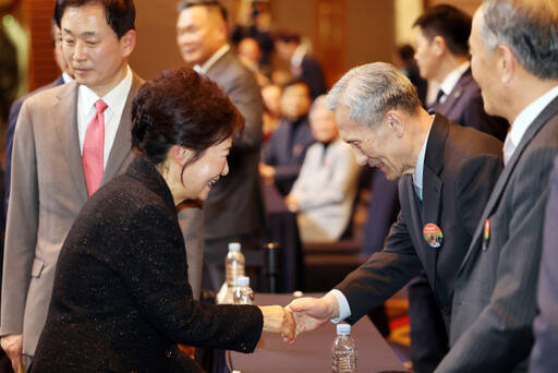 박근혜 전 대통령이 5일 오후 대구 인터불고호텔에서 열린 '회고록 출판기념회 후 김관진 전 국방부 장관과 악수하고 있다. 연합뉴스