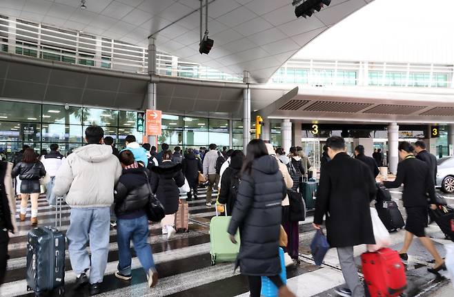 지난달 24일 오전 도민과 관광객이 제주국제공항 국내선 출발층으로 향하고 있다. [사진 출처 = 연합뉴스]