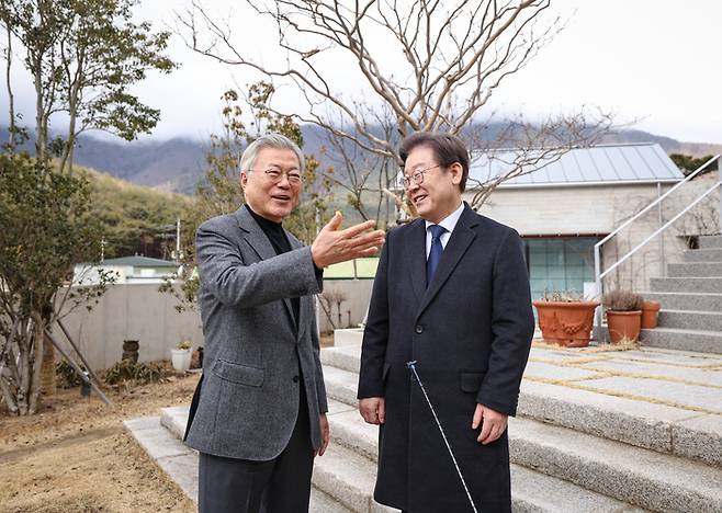 더불어민주당 이재명 대표가 4일 오후 경남 양산시 하북면 평산마을 문재인 전 대통령 사저에서 문 전 대통령과 대화를 하고 있다.[사진출처 = 연합뉴스]