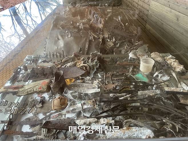 유리관 안에 보관되고 있는 봉황새 작전 잔해와 개인 유품들.[송은범기자]