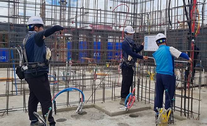 수도권의 한 공공주택 건설 현장에서 작업자들이 철근 자재를 이용한 공사 작업을 진행하고 있다. 매경DB