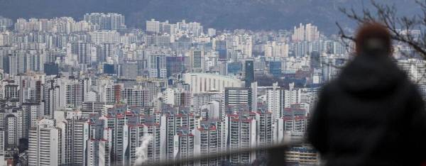 [서울=뉴시스] 정병혁 기자 = 서울 아파트 매매가격 하락세는 7주 연속 이어지고 있다. '전국 주간 아파트 가격 동향'에 따르면 1월 셋째주(15일 기준) 서울 아파트 매매가격은 0.06% 하락했다. 사진은 21일 서울 중구 남산에서 도심 아파트의 모습. 2024.01.21.