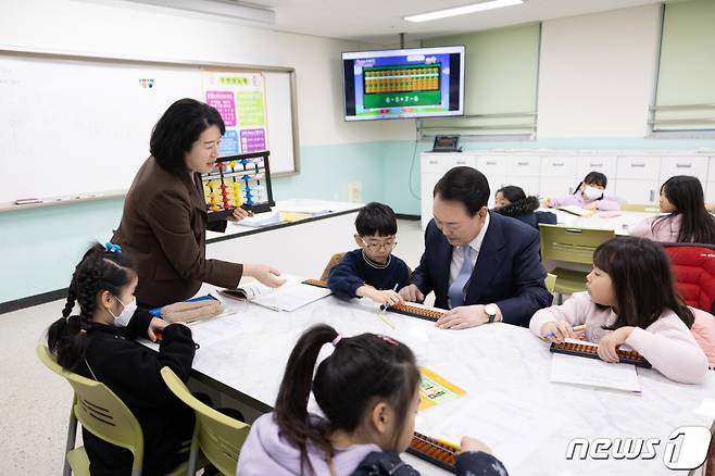 (서울=뉴스1) 오대일 기자 = 윤석열 대통령이 5일 경기도 하남시 신우초등학교에서 '따뜻한 돌봄과 교육이 있는 늘봄학교'를 주제로 열린 아홉 번째 국민과 함께하는 민생토론회에 앞서 늘봄 프로그램 주산 암산 수업을 참관하고 있다 . (대통령실 제공) 2024.2.5/뉴스1  Copyright (C) 뉴스1. All rights reserved. 무단 전재 및 재배포,  AI학습 이용 금지.