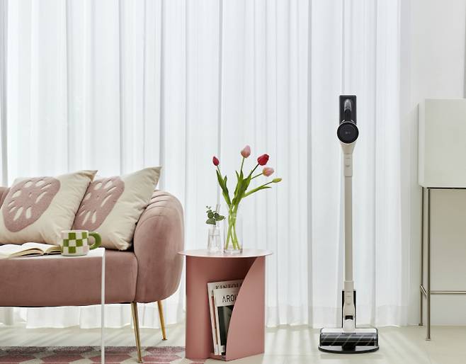 LG전자가 약 1.97kg 무게와 출하가 64만원으로 가격 부담을 낮춘 무선청소기 ‘LG 코드제로 A9 에어’를 선보였다. / 사진=LG전자