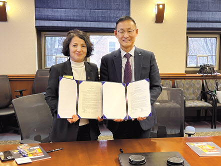 백형희(오른쪽) 한국식품연구원장이 미국 퍼듀대와 글로벌 연구협력 협약식 체결후 기념촬영을 하고 있다. [한국식품연구원 제공]