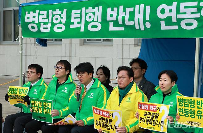 [서울=뉴시스] 고범준 기자 = 김준우 녹색정의당 공동대표가 5일 오전 서울 여의도 국회 본청 앞 농성장에서 열린 녹색정의당 상무위원회에서 발언하고 있다. 2024.02.05. bjko@newsis.com