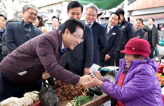 [무안=뉴시스] 송창헌 기자 =  김영록 전남지사가 설 명절을 앞둔 5일 영암군 영암5일시장을 방문, 상인들을 격려하고 성수품을 구입하고 있다. (사진=전남도 제공) 2024.02.05 photo@newsis,com *재판매 및 DB 금지