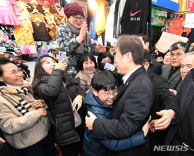 [광주=뉴시스] 박기웅 기자 = 이재명 더불어민주당 대표가 5일 오후 설 명절을 앞두고 광주 서구 양동시장을 찾아 학생과 포옹을 하고 있다.  2024.02.05. pboxer@newsis.com