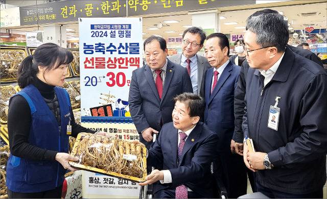 2일 농협유통 하나로마트 서울 양재점을 찾은 유철환 국민권익위원장(앉은 이)이 매장 직원에게 인삼 선물세트 소비 동향을 청취하고 있다. 서 있는 사람 기준 오른쪽부터 염기동 농협유통 대표, 이승호 한국농축산연합회장, 정승윤 권익위 부위원장, 김삼주 축산관련단체협의회장.