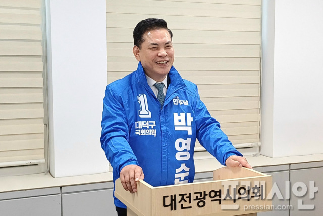 ▲더불어민주당 박영순 대전 대덕구 국회의원이 5일 대전시의회 기자실에서 오는 4월 총선 출마를 선언하고 있다. ⓒ프레시안(박정하)