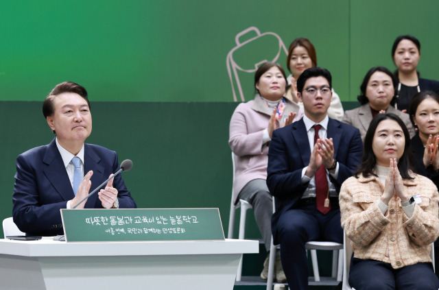 윤석열 대통령이 5일 경기도 하남시 신우초등학교에서 열린 \'국민과 함께하는 민생토론회 - 아홉 번째, 따뜻한 돌봄과 교육이 있는 늘봄학교\'에 참석해 이주호 사회부총리 겸 교육부 장관의 늘봄학교 추진 관련 업무보고를 들은 뒤 박수를 치고 있다. 연합뉴스