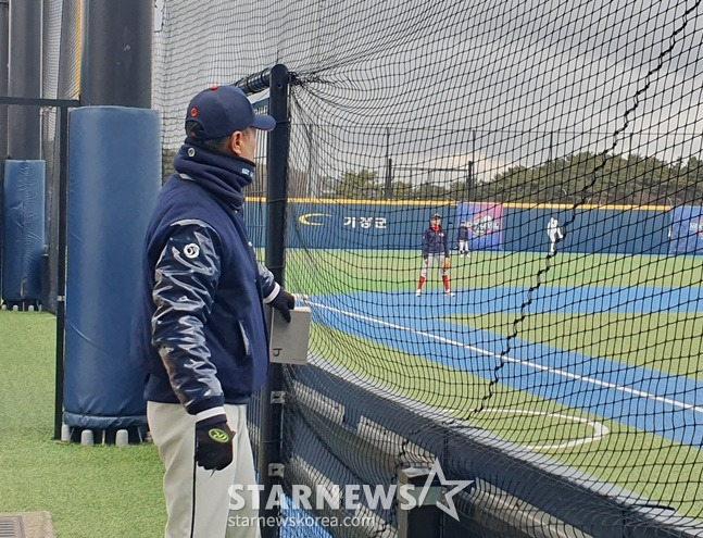 장종훈 감독이 4일 부산 기장군 기장-KBO 야구센터에서 열린 2024 KBO 넥스트 레벨(Next-Level) 제2차 트레이닝 캠프에서 선수들의 훈련 상황을 지켜보고 있다. /사진=양정웅 기자