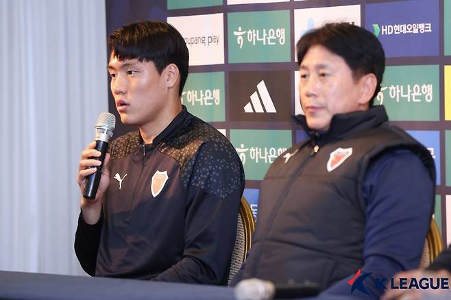 이호재(왼쪽)와 박태하 감독. /사진제공=한국프로축구연맹