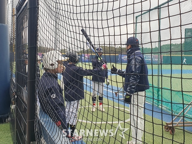 김용달 KBO 재능기부위원(맨 오른쪽)이 12세 이하 선수들의 타격자세를 봐주고 있다. /사진=양정웅 기자