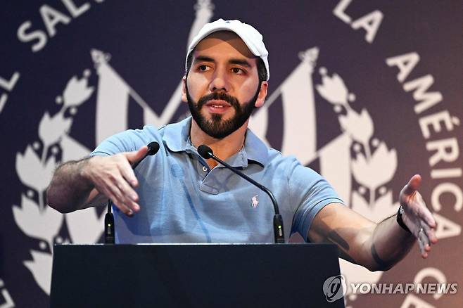 기자회견하는 부켈레 대통령 (산살바도르 AFP=연합뉴스) 나이브 부켈레 엘살바도르 대통령이 4일(현지시간) 수도 산살바도르에서 대선 투표를 마치고 기자회견을 하고 있다. 2024.2.5