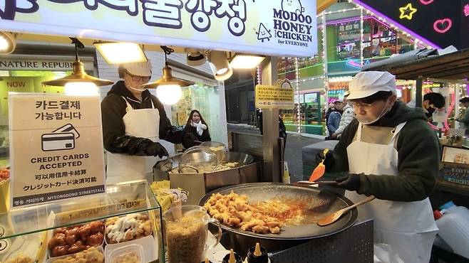 카드단말기 도입하고 위생복 착용한 명동 거리가게 [서울 중구 제공. 재판매 및 DB 금지]