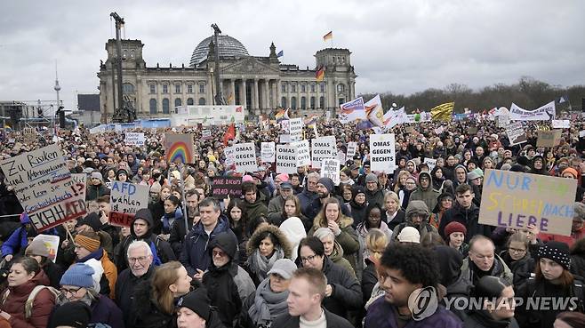 극우당 AfD와 극우주의에 반대하는 시위대 [AP=연합뉴스]