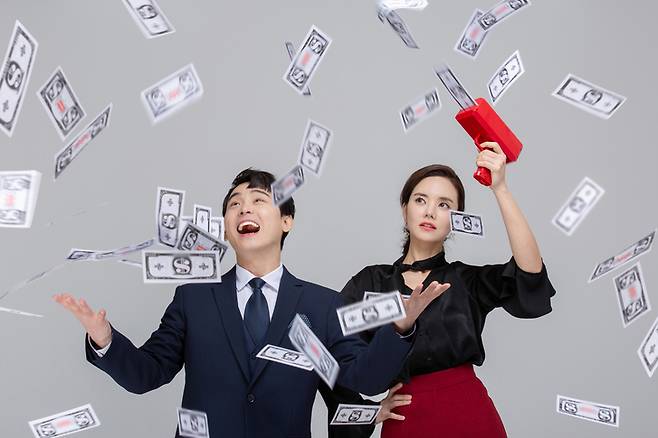 돈이 많으면 행복할까? 돈이 삶의 만족도에 필수적인 요소가 아님을 시사하는 연구가 나왔다. [사진=게티이미지뱅크]