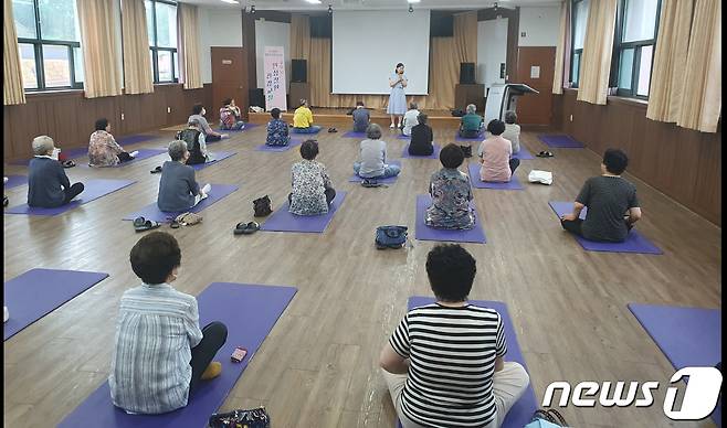 영동군 '굿모닝 만성질환 건강교실'  진행 장면 (영동군 제공) /뉴스1