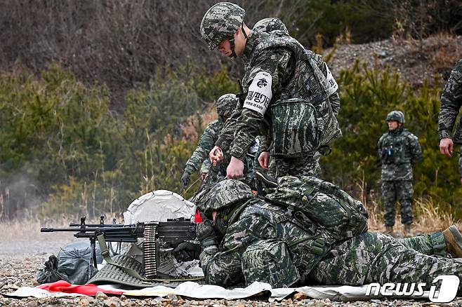 6일 해병대 선봉여단 산악대대원들이 집중사격훈련에서 공용화기 사격을 하고 있다.(해병대 1사단제공) 2024.2.6/뉴스1 최창호 기자