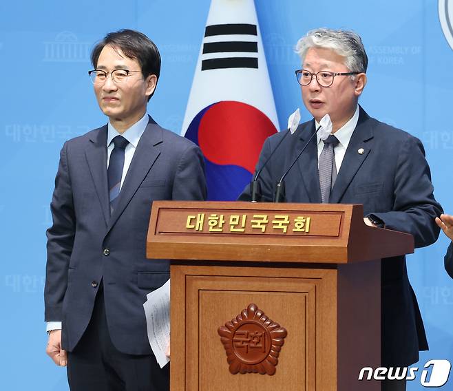 더불어민주당 탈당파인 '원칙과상식'의 조응천·이원욱 의원이 6일 서울 여의도 국회 소통관에서 제3지대 대통합을 위한 '통합공천관리위원회' 구성을 제안 기자회견을 하고 있다. 2024.2.6/뉴스1 ⓒ News1 송원영 기자