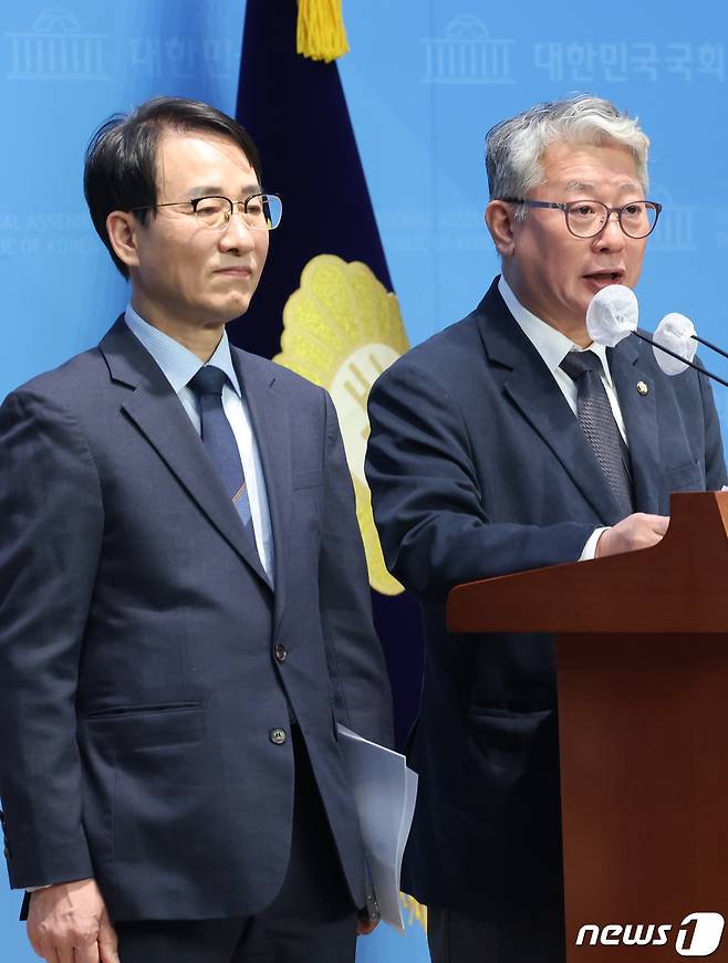 더불어민주당 탈당파인 '원칙과상식'의 조응천·이원욱 의원이 6일 서울 여의도 국회 소통관에서 제3지대 대통합을 위한 '통합공천관리위원회' 구성을 제안 기자회견을 하고 있다. 2024.2.6/뉴스1 ⓒ News1 송원영 기자
