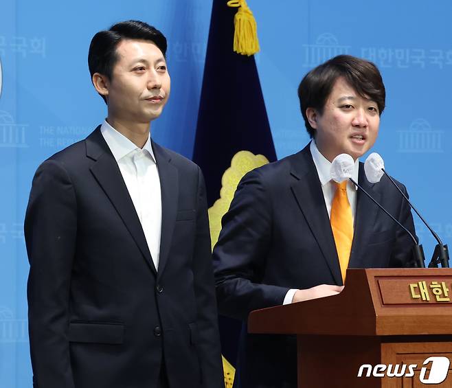 이준석 개혁신당 대표가 6일 오전 서울 여의도 국회 소통관에서 이태한 전 세종시의회 의장의 개혁신당 합류 관련 기자회견을 하고 있다. 2024.2.6/뉴스1 ⓒ News1 송원영 기자